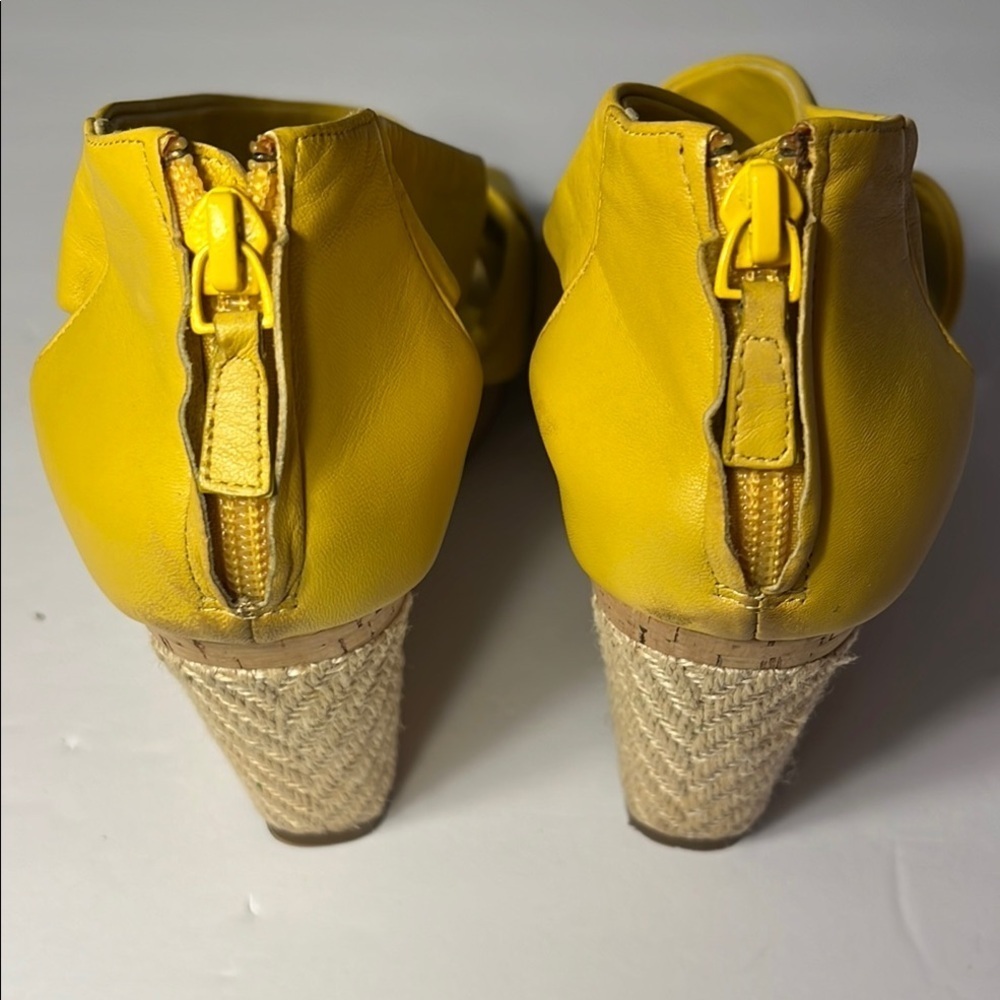 ☀️EUC Cole Haan Yellow Wedge Sandals size 8 ☀️ Cole Haan Yellow Wedge Sandals - Picture 13 of 14